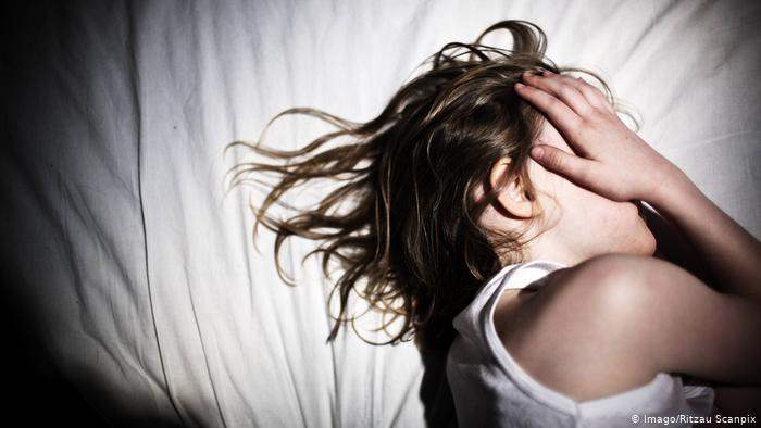 Jovem vai dormir na casa da amiga e na madrugada é estuprada pelo marido dela