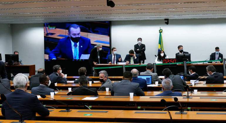 Câmara aprova texto que prevê salário mínimo de R$ 1.147 para 2022