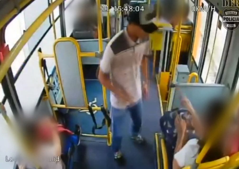 Bandidos armados invadem ônibus e fazem arrastão na capital 