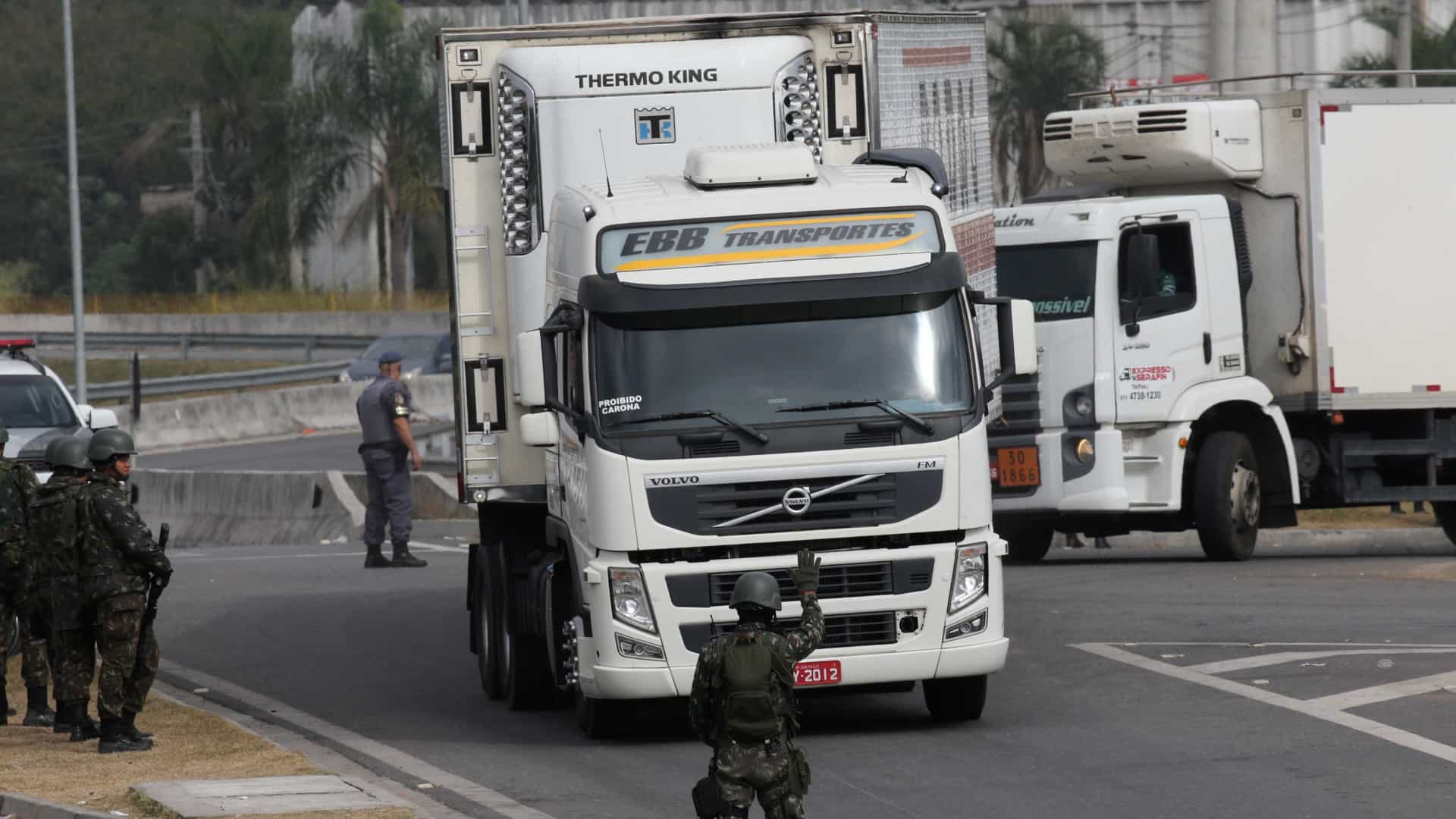 Caminhoneiros começam a receber benefício emergencial nessa terça

