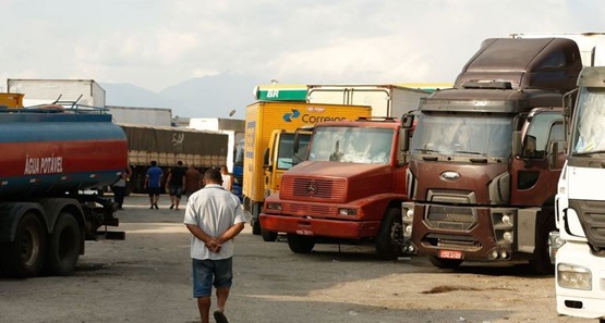 Renda dos caminhoneiros no Brasil  encolheu 11% em seis anos, aponta estudo
