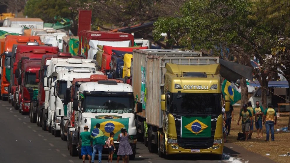 Após reajuste, caminhoneiros prometem nova greve geral: 'O país vai parar novamente'