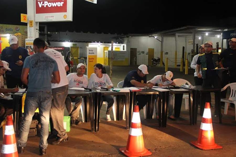 Blitz da Lei Seca manda cinco para a cadeia na segunda de carnaval