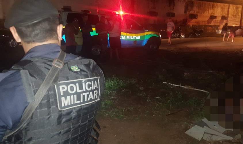 Mãe é presa após sair de casa e deixar duas crianças abandonadas