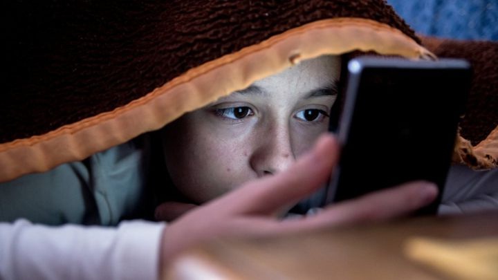 Pesquisa indica que 80% dos portovelhenses dormem com o aparelho celular