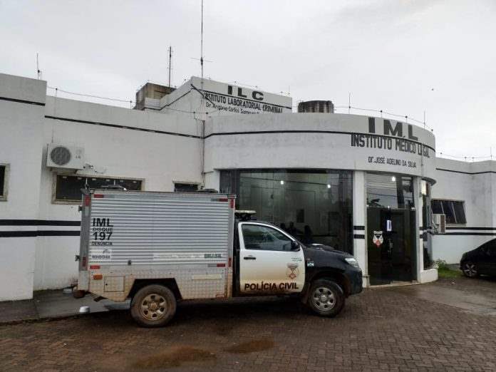 Jovem é encontrado morto dentro de residência na zona leste 