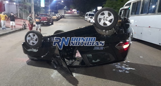 Motorista colide em carro parado no acostamento e capota no Embratel