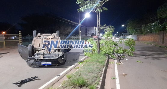 Motorista perde controle de veículo bate em canteiro e capota em Porto Velho