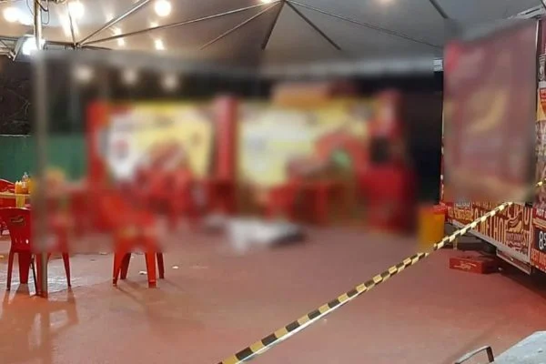 Homem sai para comer cachorro-quente e é executado na frente da esposa em lanche