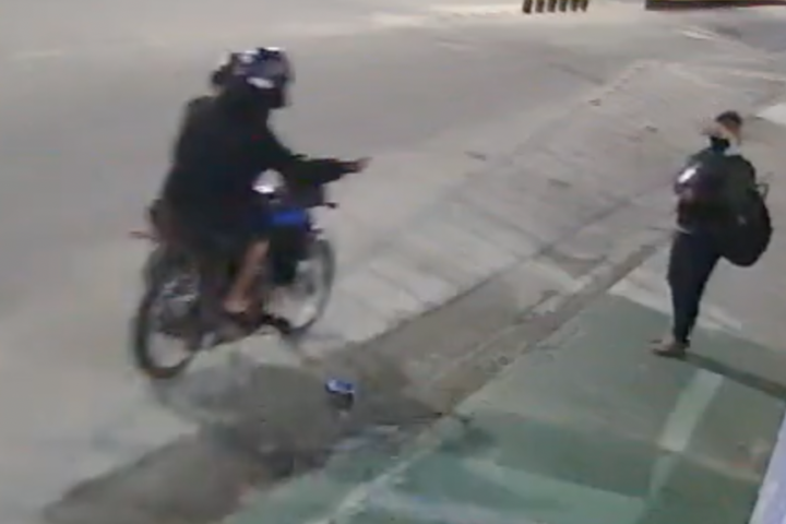 Mulher é metralhada após reagir a assalto em parada de ônibus e bandidos fogem do local; assista 