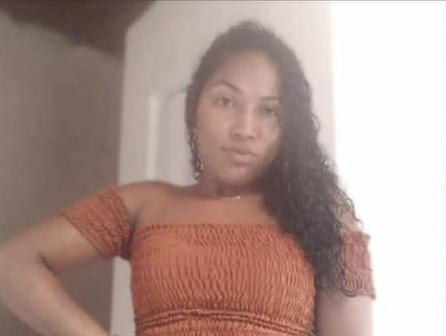 Esposa descobre traição do marido, espanca amante e é procurada pela polícia