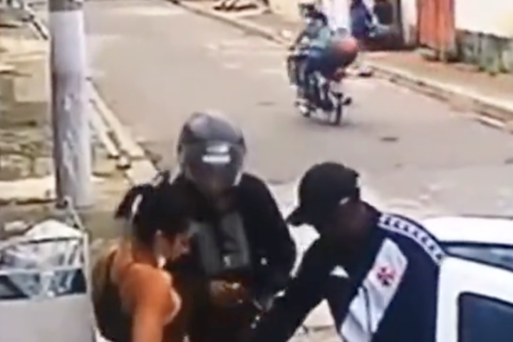 Durante assalto, homem fica admirado com o bronze de fita da sua vítima; veja o vídeo