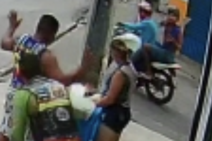 Assaltantes não dispensam ninguém e fazem arrastão em banquinha de salgado; veja o vídeo 