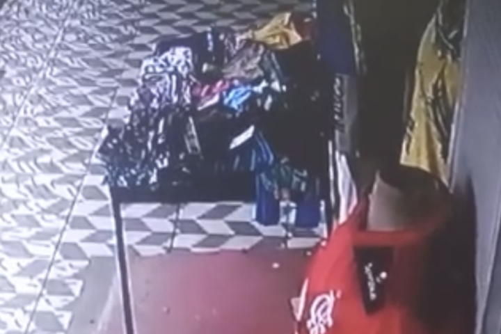Mãe usa a própria filha para fazer arrastões em lojas de roupas; veja o vídeo