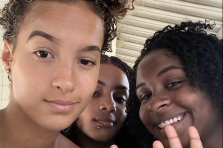 Jovens tem dedos quebrados após postar fotos com símbolo de uma facção criminosa; assista