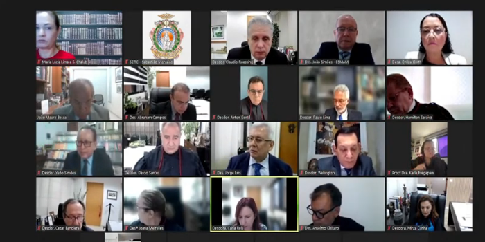 Biblioteca falsa de desembargador do TJ do Amazonas cai durante sessão online; assista