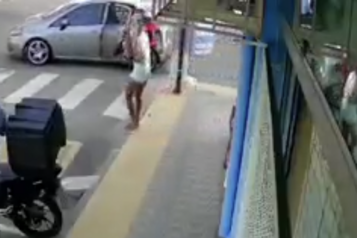 Vídeo desesperador mostra momento que traficantes sequestram jovem na rua; assista