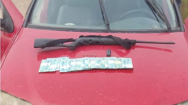 Rifle e munições são apreendidos em picape e motorista diz que arma era para matar gado