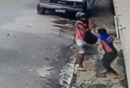 Maníaco é flagrado atacando mulher com facão em plena luz do dia
