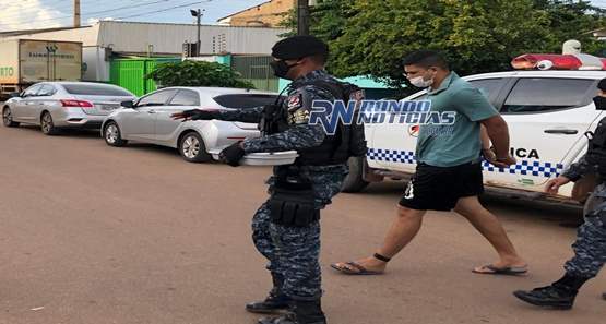 Polícia prende homem com drogas e apetrechos do tráfico em casa
