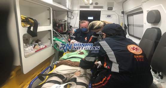 Casal em moto fica gravemente ferido após colisão na lateral de carro 
