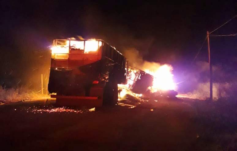  Motorista morre carbonizado após explosão duas carretas na BR-364