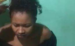 Jovem é espancada e tem a cabeça raspada após negar sexo a traficante; assista