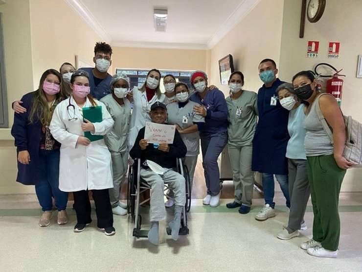 Após 191 dias internado, idoso recebe alta devendo R$ 2,6 milhões a hospital particular