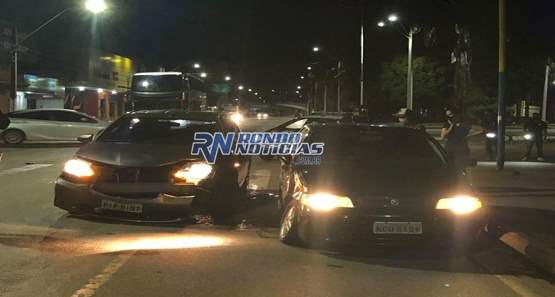 Forte colisão entre carros, por sorte deixa apenas danos materiais
