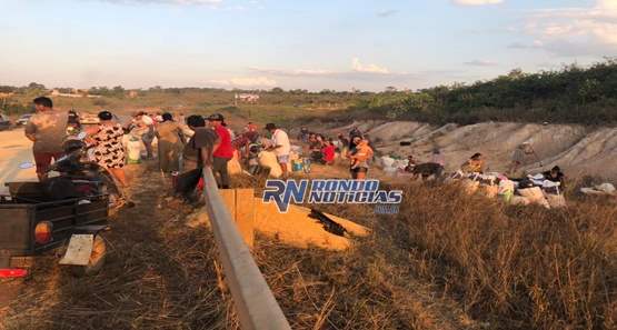  Carreta transportando milho tomba na BR 319 e carga é saqueada pela população