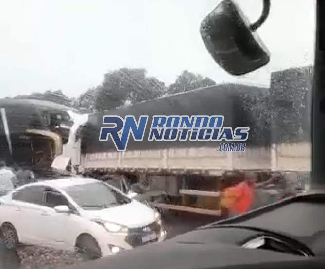 Colisão entre ônibus e carreta na BR 364 deixa ao menos  três pessoas mortas
