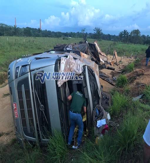 Motorista fica ferido após carreta tombar em Porto Velho - Vídeo
