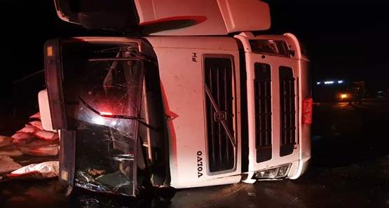 Carreta tomba na BR 364, e rodovia fica interditada próximo de Candeias do Jamari