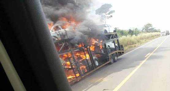 Incêndio atinge carreta-cegonha e destrói vários carros na BR 364; VÍDEO