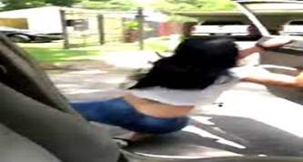  Depois de bate-boca, marido arrasta esposa segura na porta de carro