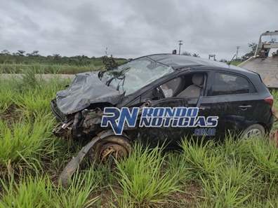 Carro HB 20 sai da pista capota na BR-319 e motorista fica gravemente ferido 