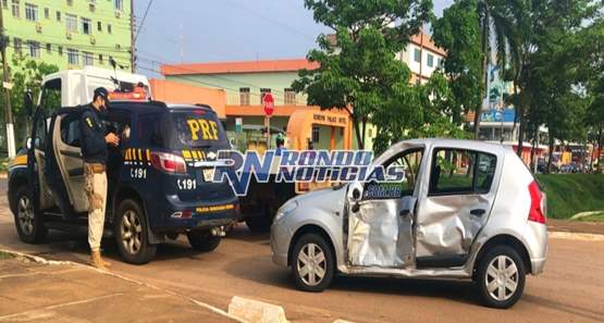 Veículo avança em cruzamento e deixa motociclista ferida em Porto Velho