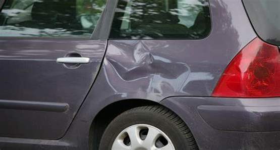 Homem não aceita separação surra a ex-mulher e destrói seu carro