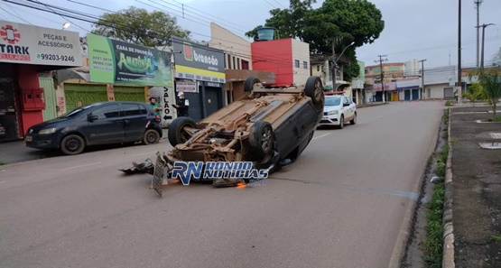 Motorista bêbado capota carro espetacularmente no centro de Porto Velho