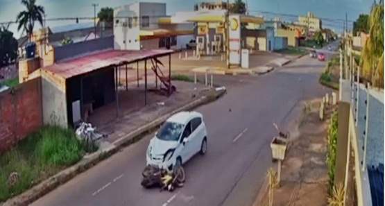 Colisão entre carro e moto deixa motociclista em estado grave em Porto Velho