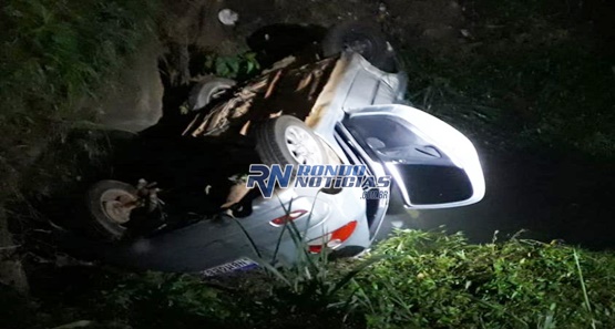Veículo colide na Jorge Teixeira e vai parar dentro de córrego em Porto Velho