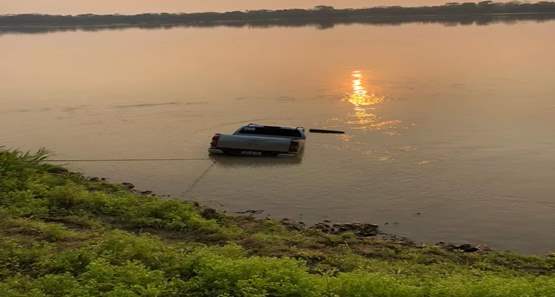 Caminhonete é achada amarrada no fundo de rio na fronteira com a Bolívia