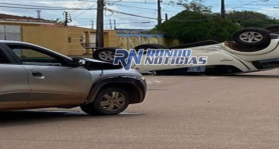 Choque entre veículos deixa caminhonete com as quatro rodas para cima