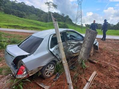 Carro sofre aquaplanagem bate em cerca e motorista morre na hora 