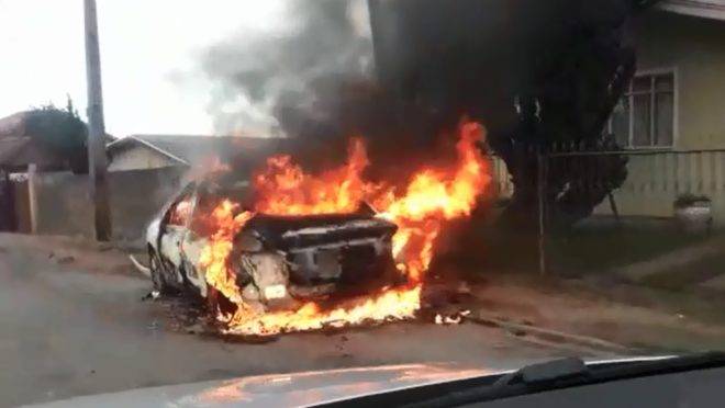 Carro e moto ficam destruídos após incêndio criminoso na zona sul  