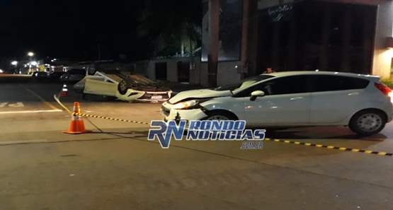 Acidente causa capotamento de carro na região central da capital