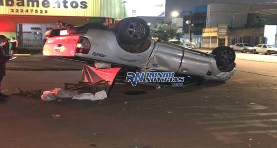 Colisão entre caminhonetes deixa uma delas capotada
