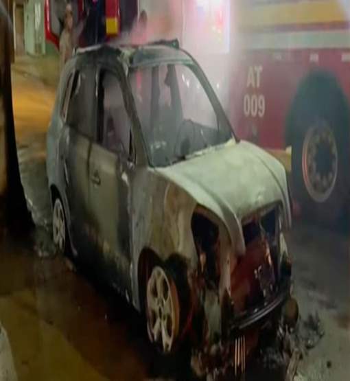 Câmeras flagram quatro elementos incendiando veículo na capital