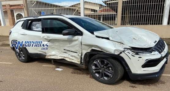 Grave acidente em cruzamento deixa veículos destruídos e passageira presa às ferragens