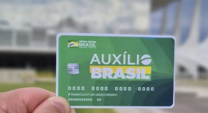 Auxílio Brasil terá novo cartão com chip e função para compras no débito automático 
